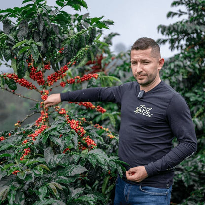Il produttore di Café Zarza con le ciliegie mature del Bourbon Ají, Colombia