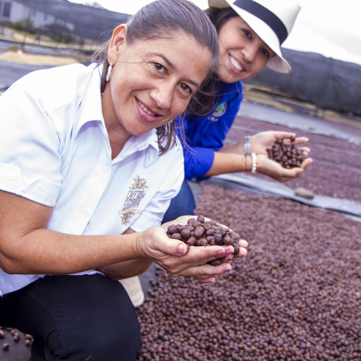 Le produttrici di Xarisma sorridenti con il caffè in mano, Nicaragua